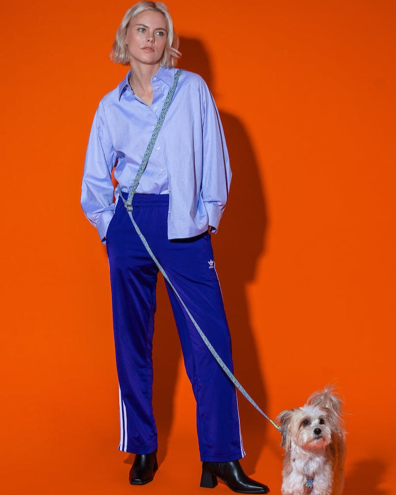 Eco-conscious Hot Doggies Hands-Free Leash Blue/Lime, worn by model, adjustable length 150–240cm, made with sustainable recycled polyeste