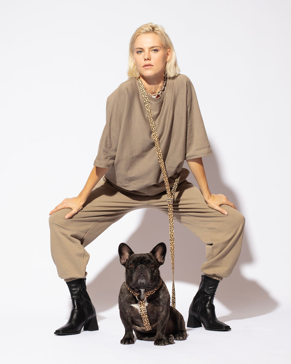Hot Doggies Hands Free Leash Coco Noir – eco-friendly beige and black dog leash modeled with French Bulldog and fashion model, stylish hands-free dog walking gear.