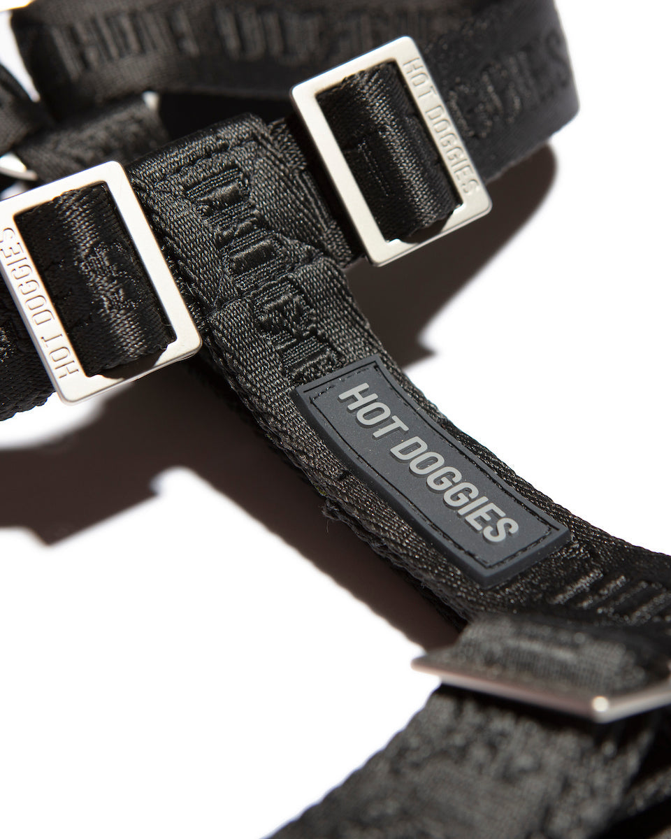 woven-black-logo-pattern-recycled-polyester-harness-flat-image