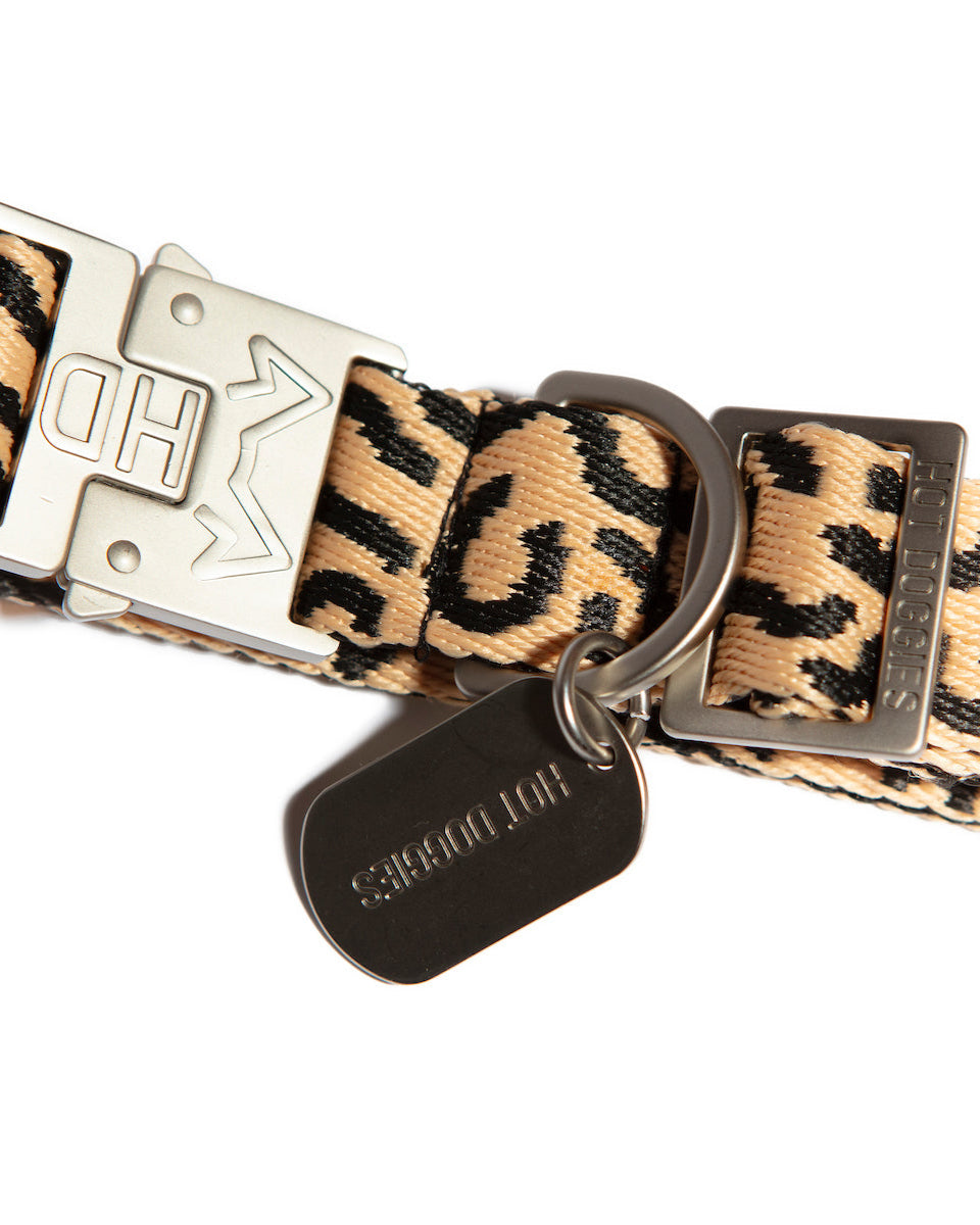 Detailed view of metal hardware on woven-collar-beige-black-c-shape-pattern-recycled-polyester, emphasizing its sleek and sturdy design.