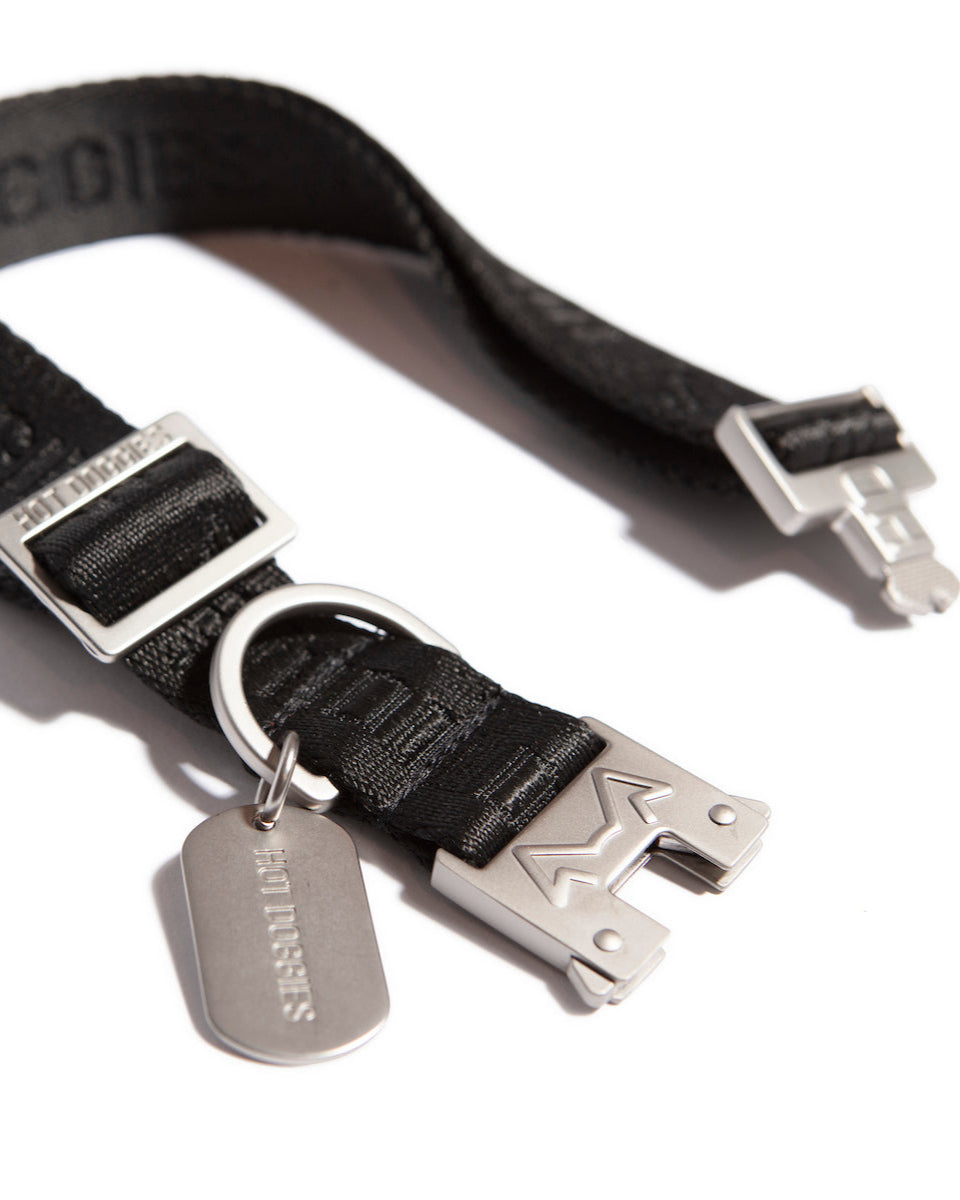 woven-collar-black-logo-pattern-recycled-polyester-flat-detail