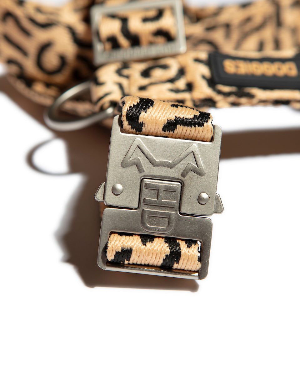 Metal hardwear of the Hot Doggies Coco Noir Harness with bold beige and black pattern showcasing its premium design and high quality.