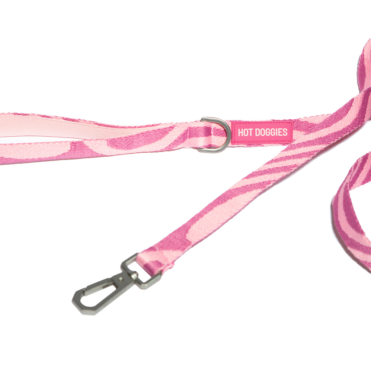 Detailed view of metal clasp and handle on Hot Doggies pink wavy leash, highlighting high-quality craftsmanship